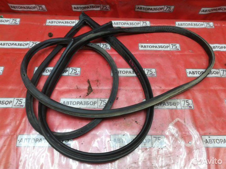 Уплотнитель двери передний левый Toyota Corolla