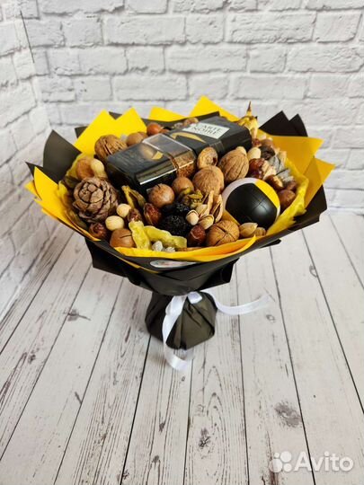 Букет из орехов и сухофруктов для мужчины