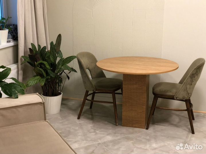 Деревянный круглый обеденный стол