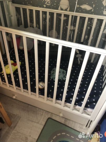 Детская кроватка с маятником