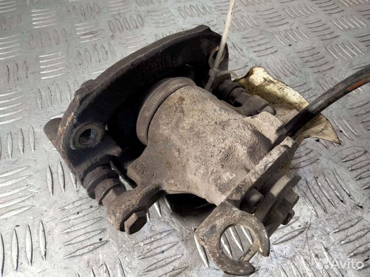 Суппорт задний правый Mitsubishi Carisma