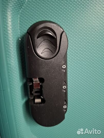 Чемодан на колесах размер m