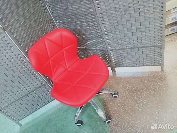 Стул для мастера педикюра, косметолога