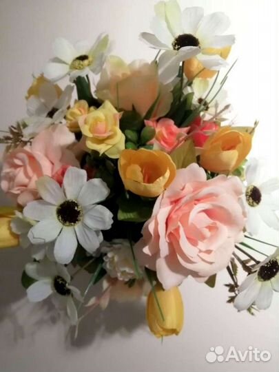 Подарочная цветочная композиция