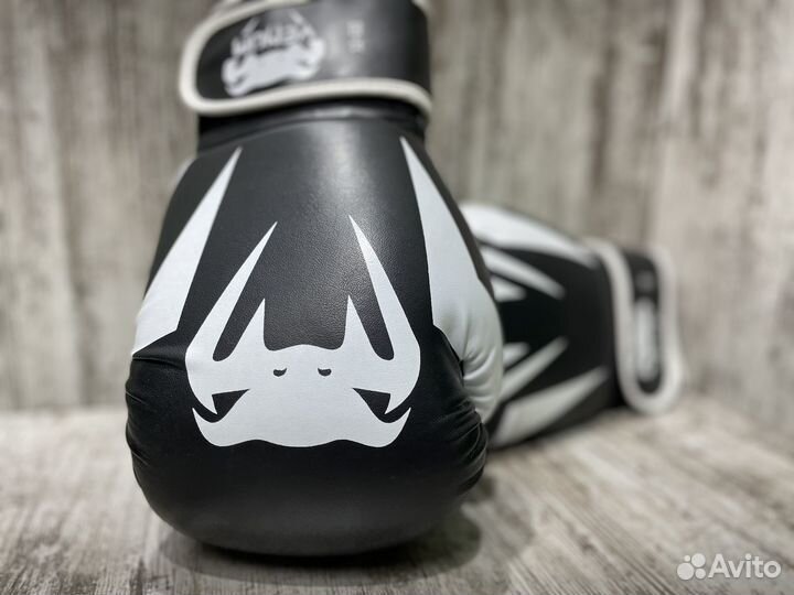 Боксерские перчатки Venum