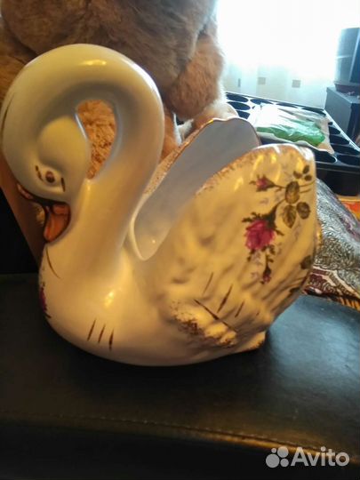 Большая фарфоровая статуэтка - ваза