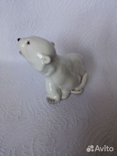 Фарфоровая статуэтка белый медведь