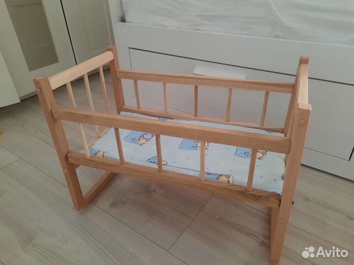 Игрушечная кровать