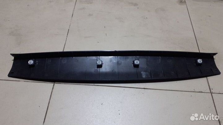 Обшивка двери багажника Mitsubishi Outlander