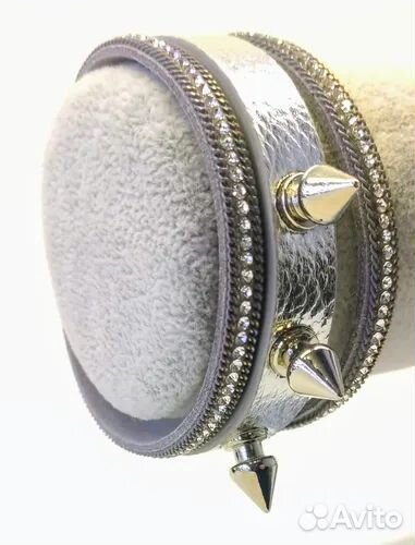 Браслет кожаный с шипами женский