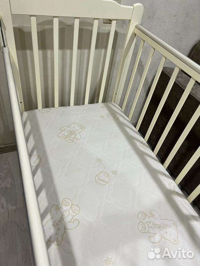 Детская кроватка с маятником белая