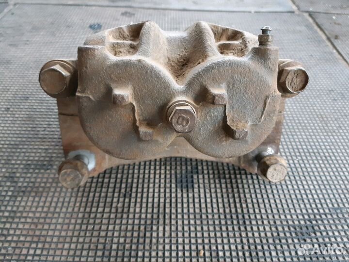 Суппорт передний правый Мицубиси Грандис