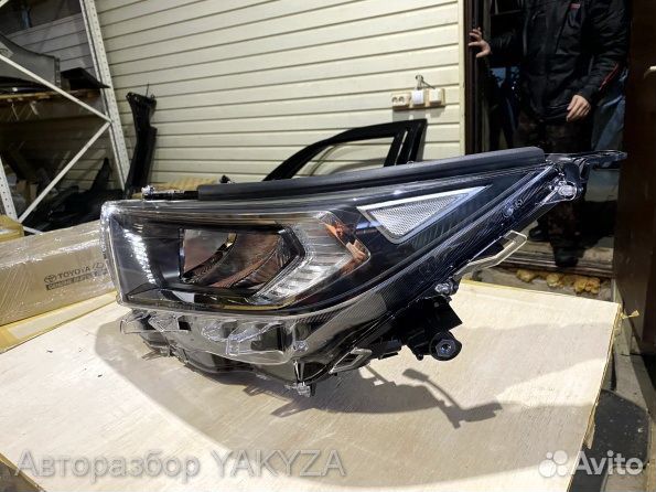 Toyota RAV4 50 фара передняя левая