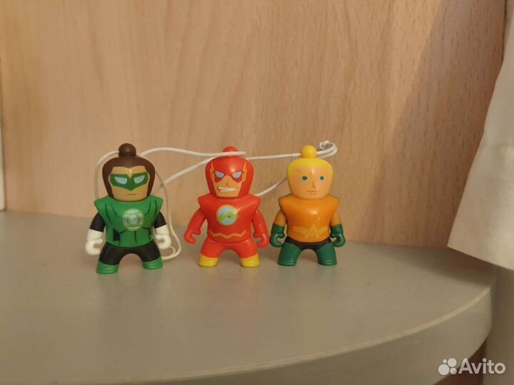 Фигурки из киндера DC