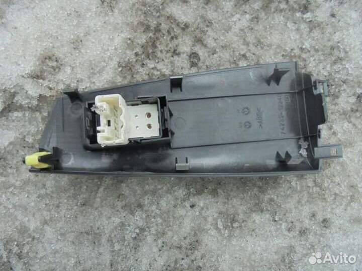 Кнопка стеклоподъемника передняя левая Toyota