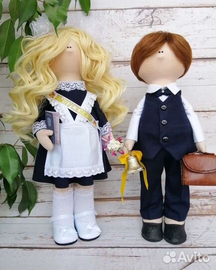 Первоклассники и выпускники в школьной форме