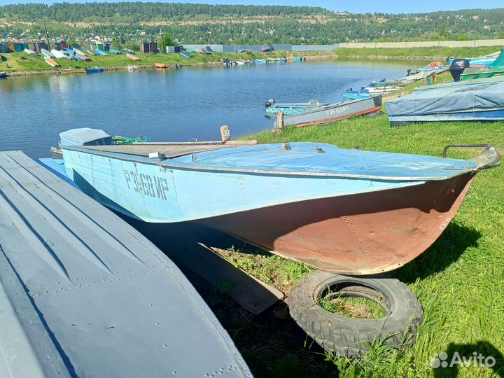 Лодка с местом стоянки