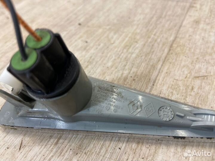 Повторитель в крыло передний правый Renault Megane