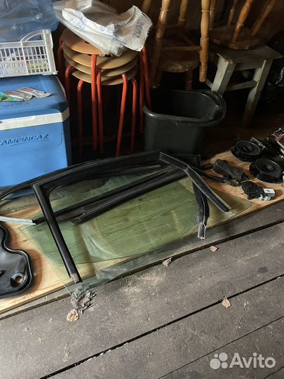 Заднее левое стекло на polo