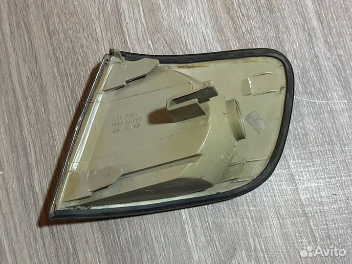 Поворотник правый Audi 100 C4 2.3 AAR 1994