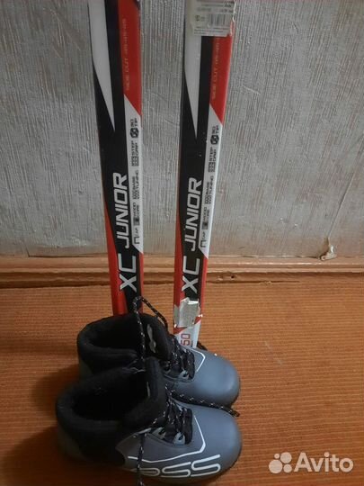 Лыжные ботинки и лыжи