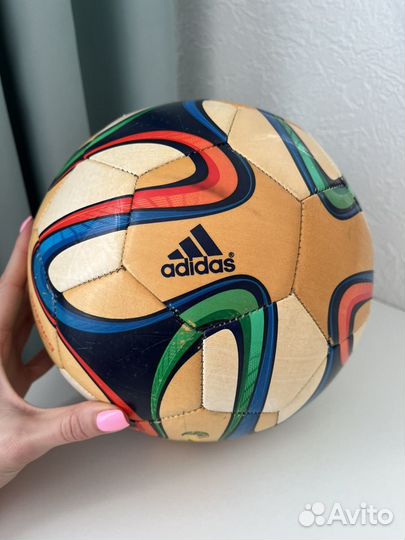 Футбольный мяч adidas brazuca 2014