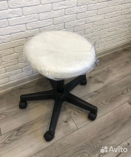 Стул на колесах