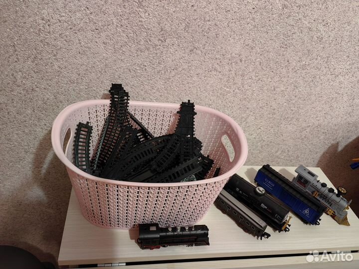 Дорога с паровозами на батарейках