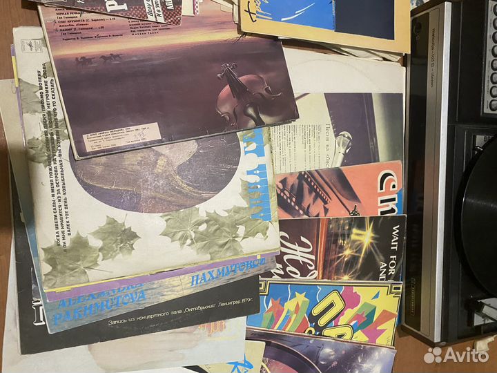Проигрыватель винила с пластинками