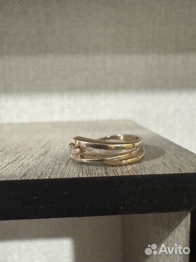Золотое кольцо с бриллиантом