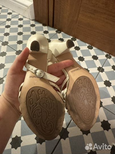 Босоножки Conni