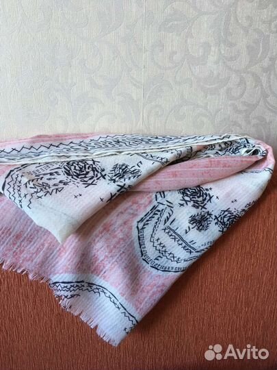 Платок женский розовый с принтом 