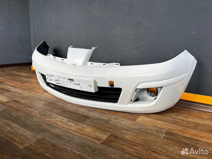 Предний бампер Nissan Tiida