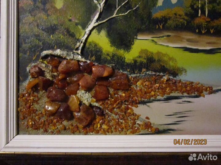 Красивая картина с отделкой янтарем