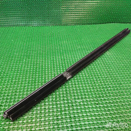 Уплотнитель стекла двери задний левый Volkswagen