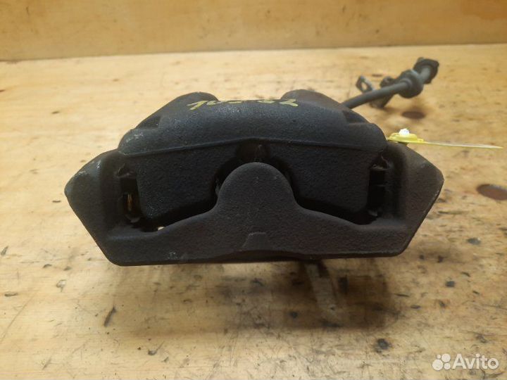 Суппорт передний правый Bmw 116 E87 N43B16 2011