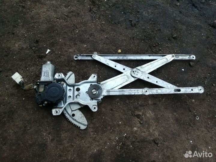 Стеклоподъемник прав передний Toyota Hiace Regius