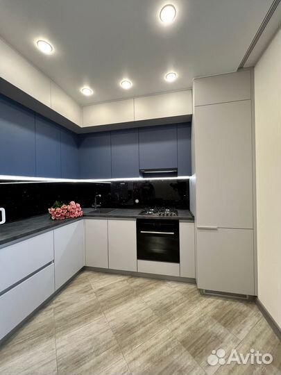 Угловая кухня под потолок на заказ в Челябинске