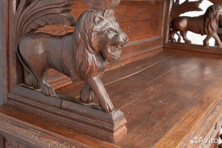 Антикварный буфет в охотничьем стиле