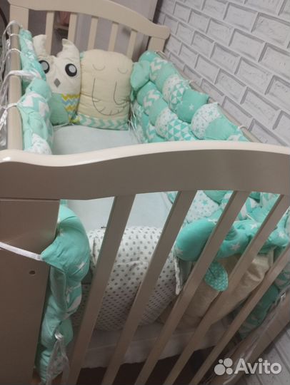 Детская кроватка с маятником и ящиком