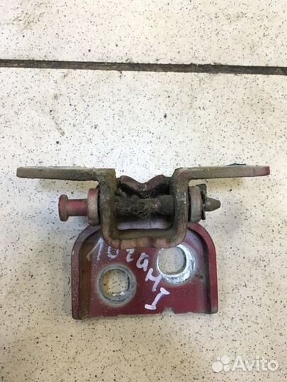 Петля двери передняя правая Renault Logan 1 K7J