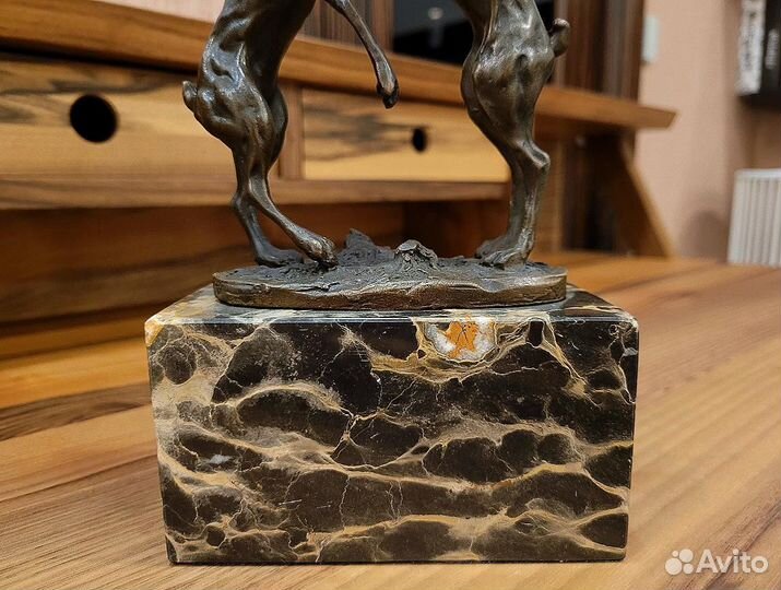 242770 Статуэтка Дерущиеся зайцы