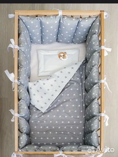 Бортики и одеяло в кроватку иновые