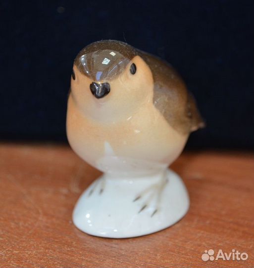 Фарфоровая статуэтка- птичка. лфз (высота 6 см)