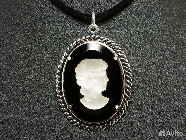 Камея Снежная дама на черном, стекло (30х40мм)