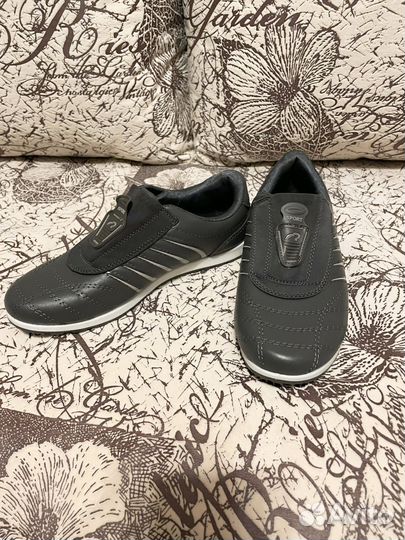 Кроссовки новые