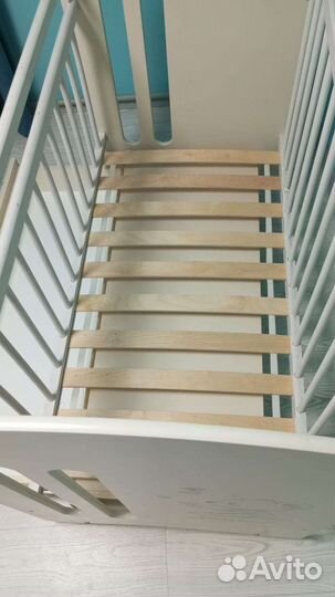 Детская кроватка с маятником и ящиком