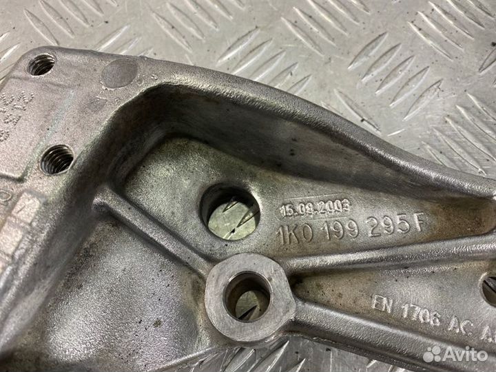 Кронштейн рычага передний левый Volkswagen Golf