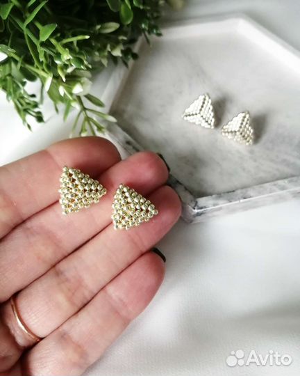 Серьги-гвоздики из бисера ручной работы