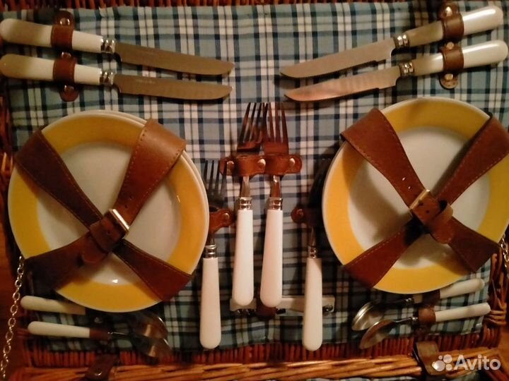 2 плетеных чемодана с набором посуды для пикника